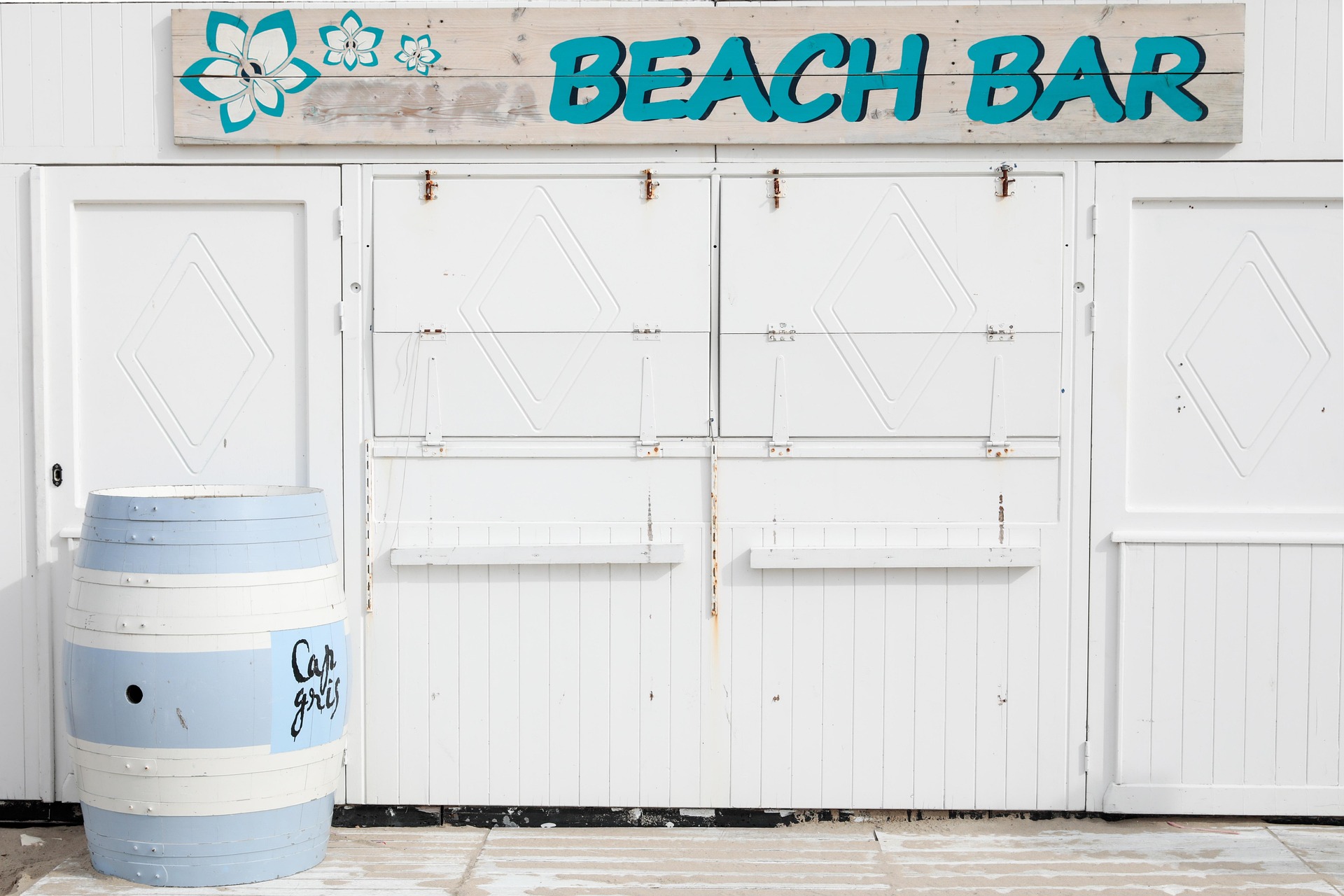 close beach bar doors